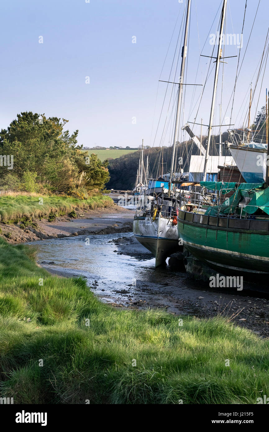 Gweek Dorf Helford River historischen alten Hafen Boote vertäut Liegeplätze Ebbe Ziel touristischen Bestimmungsort Sleepy Feriendorf Stockfoto