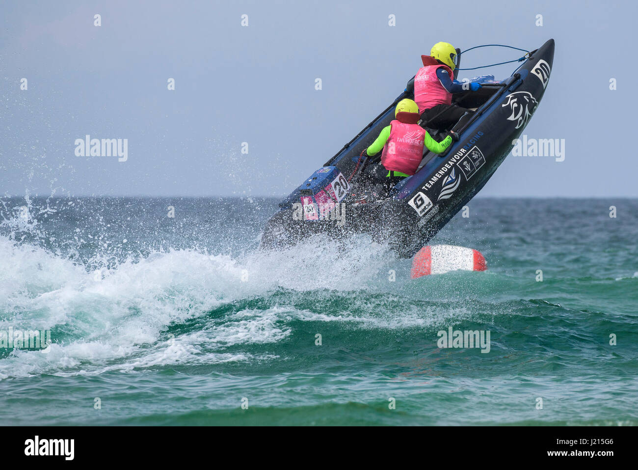 Thundercat Racing Rennen Sea Spray spektakuläre Aktion Watersport Inflatable Boat racing Fistral Strand Newquay Cornwall Stockfoto