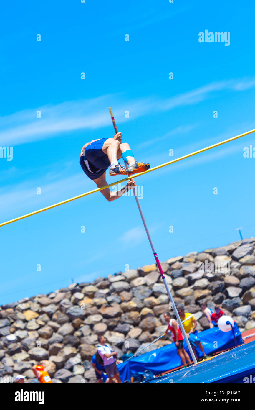 Outdooor jungen Erwachsenen männlichen Stabhochsprung Wettbewerb statt 22. April 2017 auf dem Leichtathletik-Stadion CIAT in Santa Cruz De Tenerife-Stadt Stockfoto