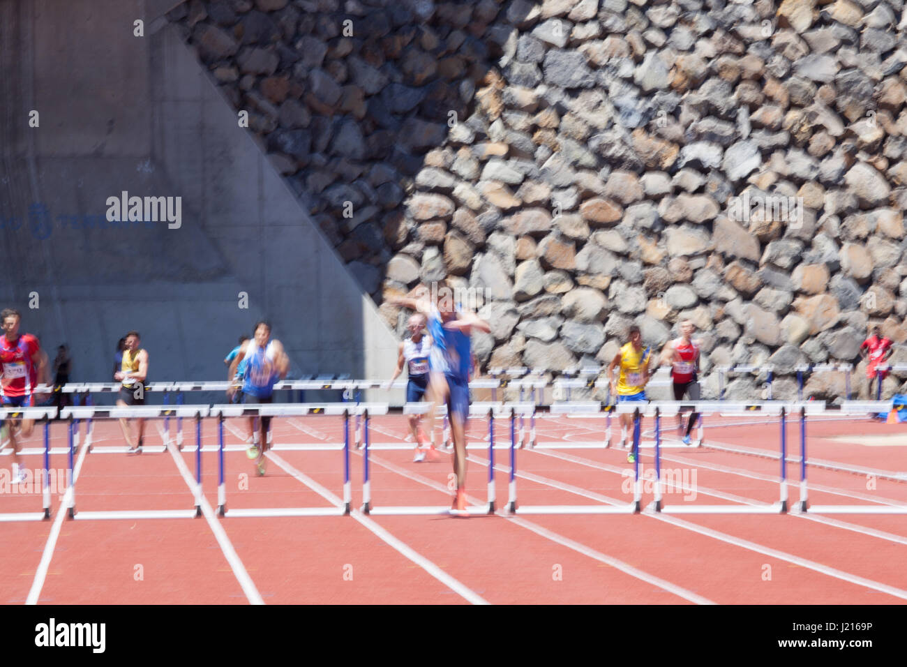 Outdooor jungen Erwachsenen männlichen Stabhochsprung Wettbewerb statt 22. April 2017 auf dem Leichtathletik-Stadion CIAT in Santa Cruz De Tenerife-Stadt Stockfoto