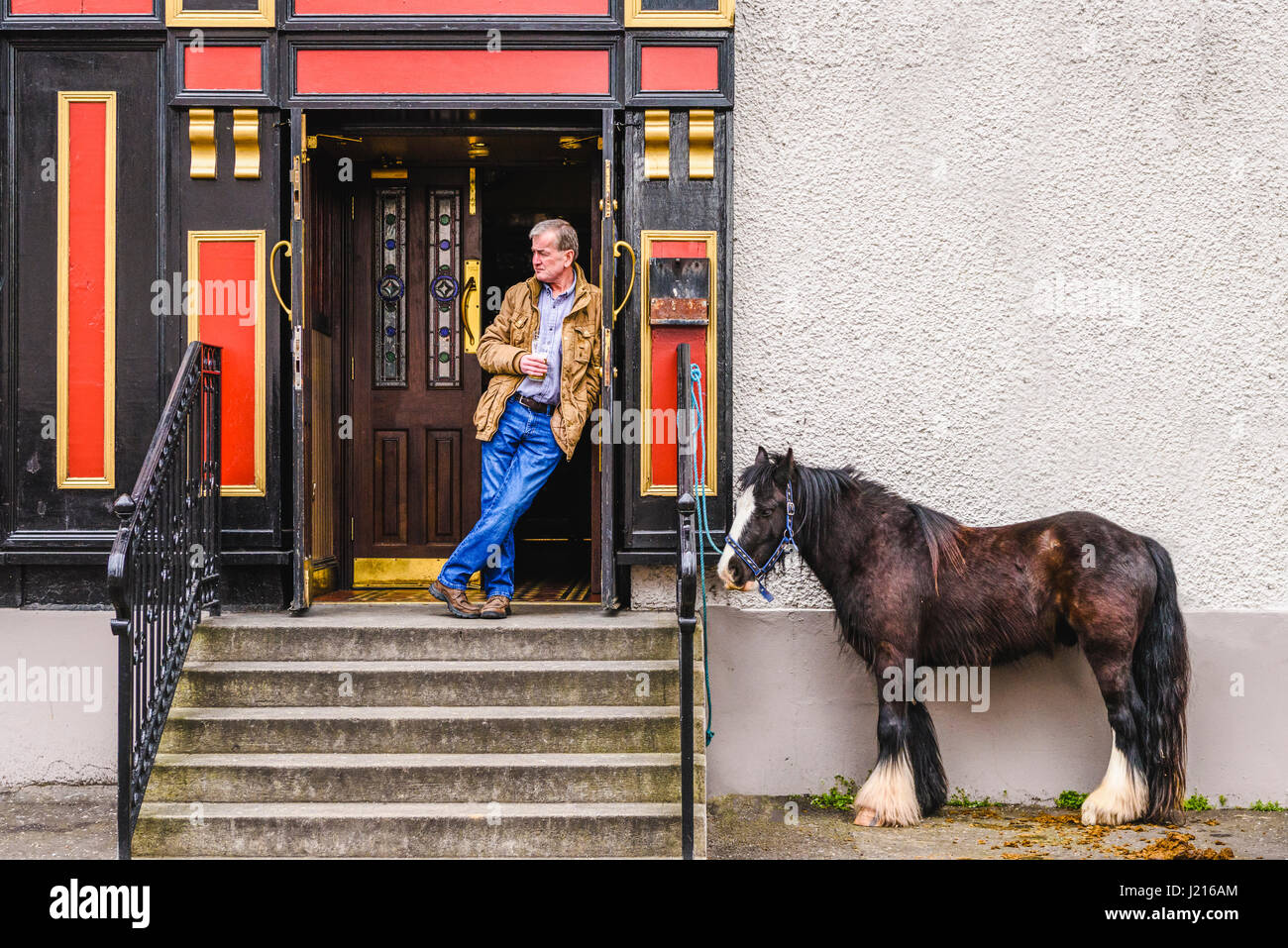 Ein Pferd ist gefesselt am Eingang zu einem Pub während seines Besitzers einen Pint Bier in Toome Pferdemesse, Nordirland hat Stockfoto
