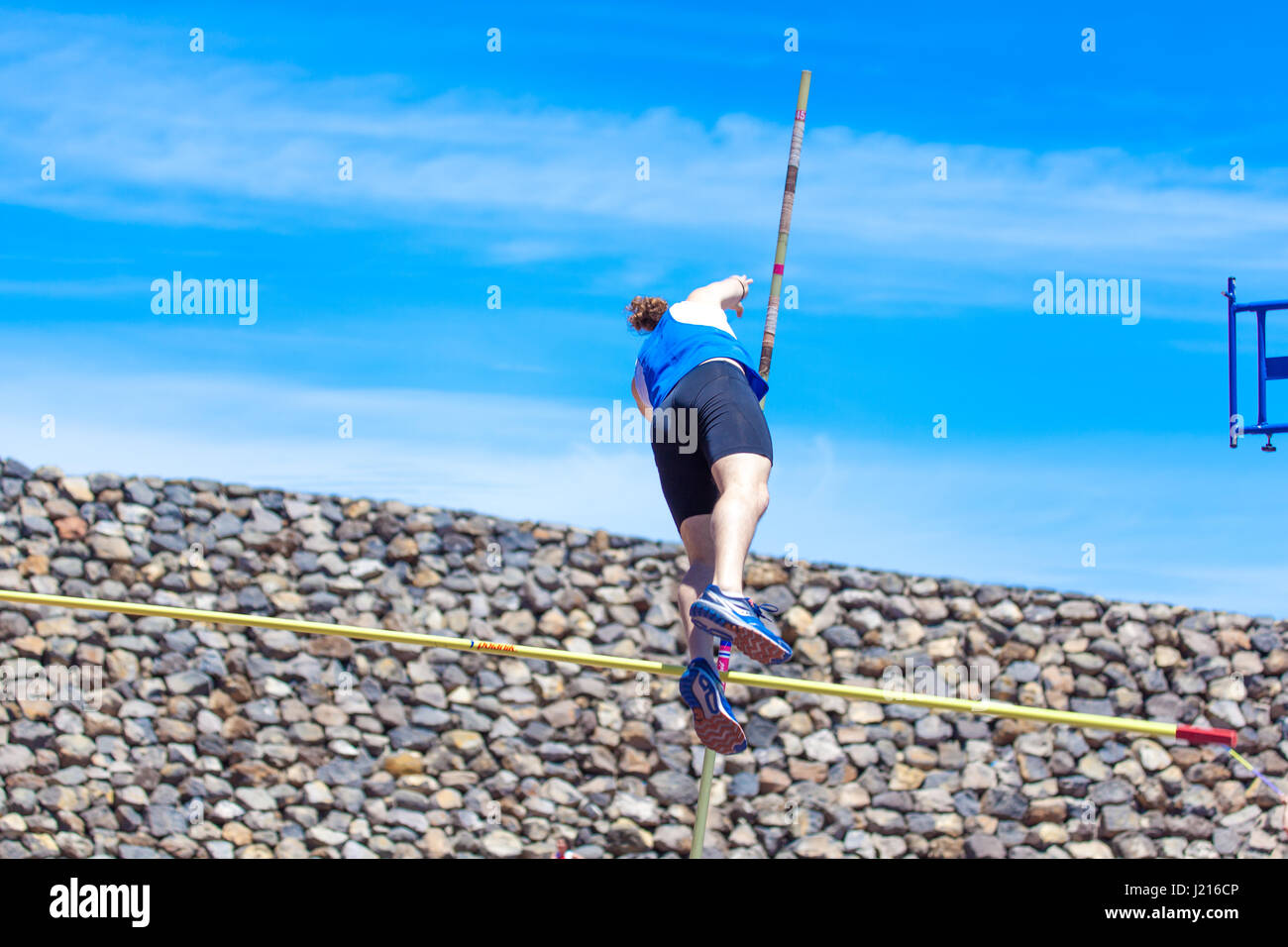 Outdooor jungen Erwachsenen männlichen Stabhochsprung Wettbewerb statt 22. April 2017 auf dem Leichtathletik-Stadion CIAT in Santa Cruz De Tenerife-Stadt Stockfoto