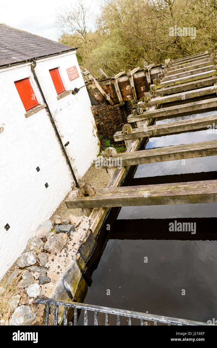 Mühlgraben, um Wasser auf das Wasserrad im Wellbrook Beetling Mühle, Cookstown, Nordirland umzuleiten Stockfoto