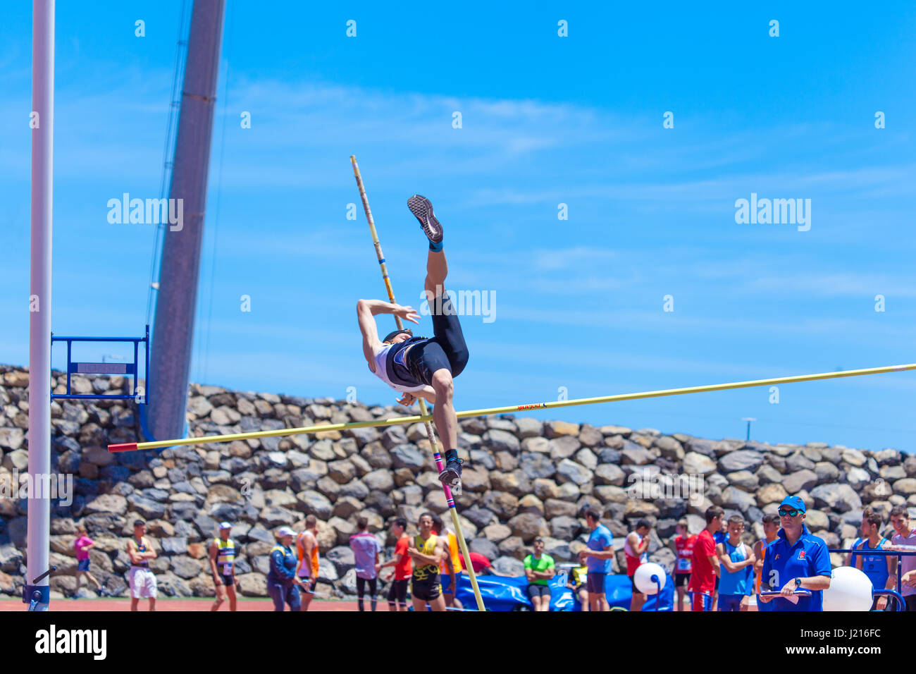 Outdooor jungen Erwachsenen männlichen Stabhochsprung Wettbewerb statt 22. April 2017 auf dem Leichtathletik-Stadion CIAT in Santa Cruz De Tenerife-Stadt Stockfoto