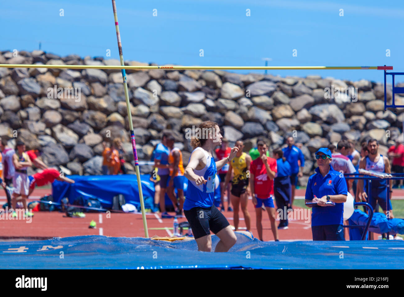 Outdooor jungen Erwachsenen männlichen Stabhochsprung Wettbewerb statt 22. April 2017 auf dem Leichtathletik-Stadion CIAT in Santa Cruz De Tenerife-Stadt Stockfoto