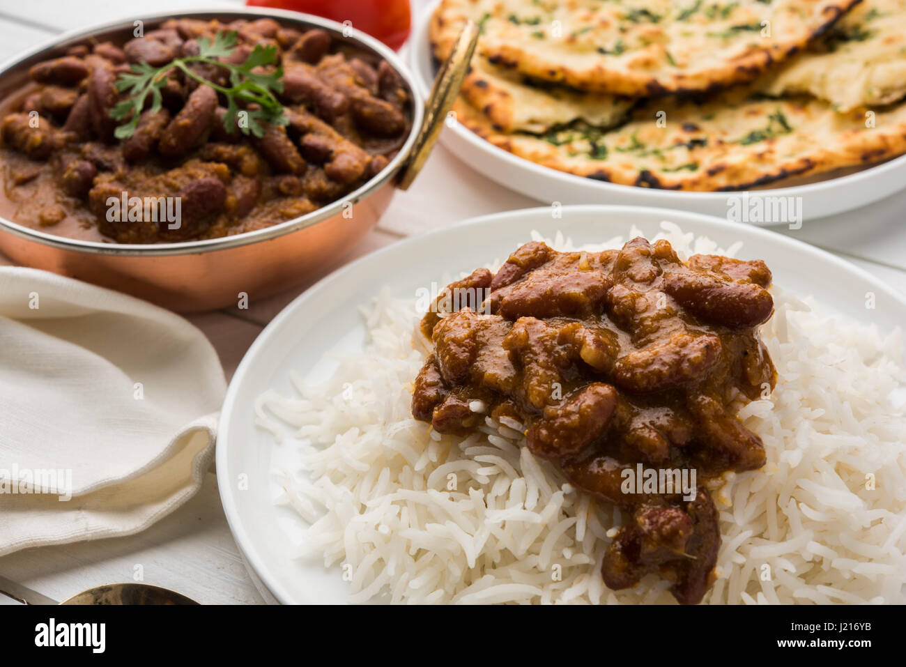 Kidney-Bohnen Curry oder Rajma oder Rajmah chawal und Roti, typische Nord Indische Hauptgericht, selektiven Fokus Stockfoto