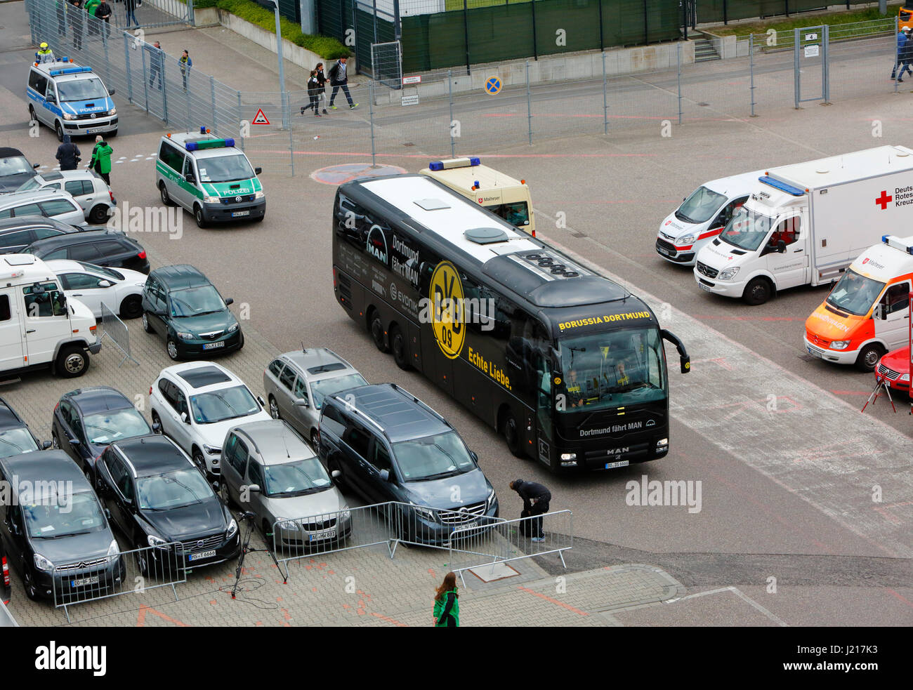 Sport Fussball Bundesliga 16 17 Borussia Moenchengladbach Bv Borussia Dortmund 2 3 Stadion Borussia Park Ankunft Mannschaftsbus Dortmund Mit Polizei Eskorte Der Polizei Fahrzeuge Polizei Personenschutz Stockfotografie Alamy