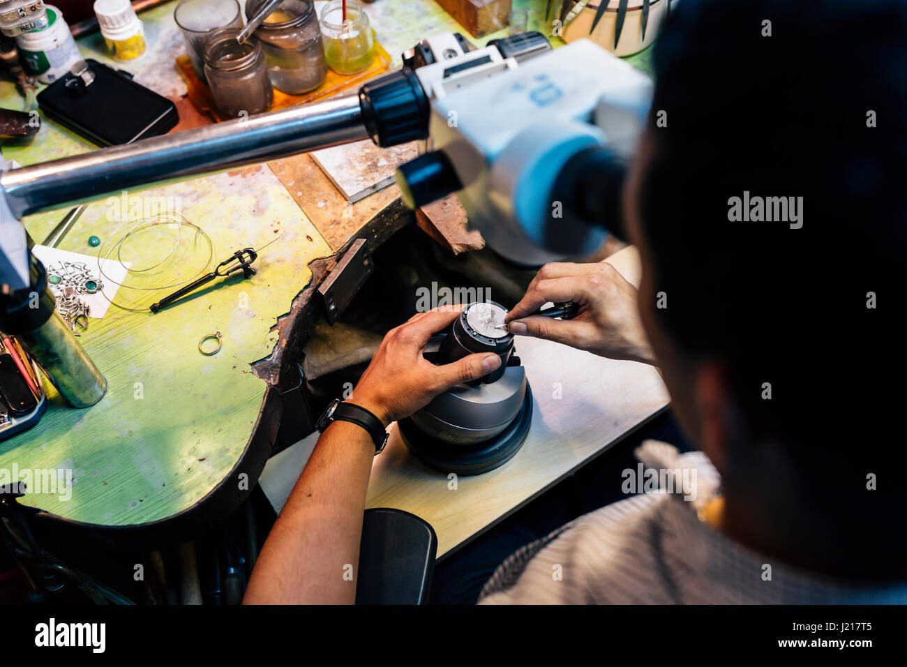 Juwelier mit optisches Gerät, das ermöglicht Präzisionsarbeiten an Metallen arbeiten Stockfoto