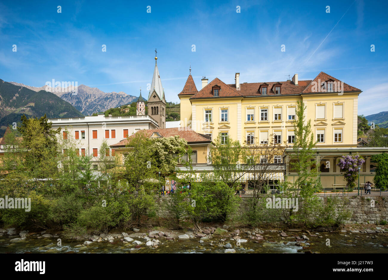 Meran (oder Meran) ist eine von Bergen umgebene Stadt in der Nähe des Passeiertals und des Vinschgaus (Südtirol, Italien) Stockfoto