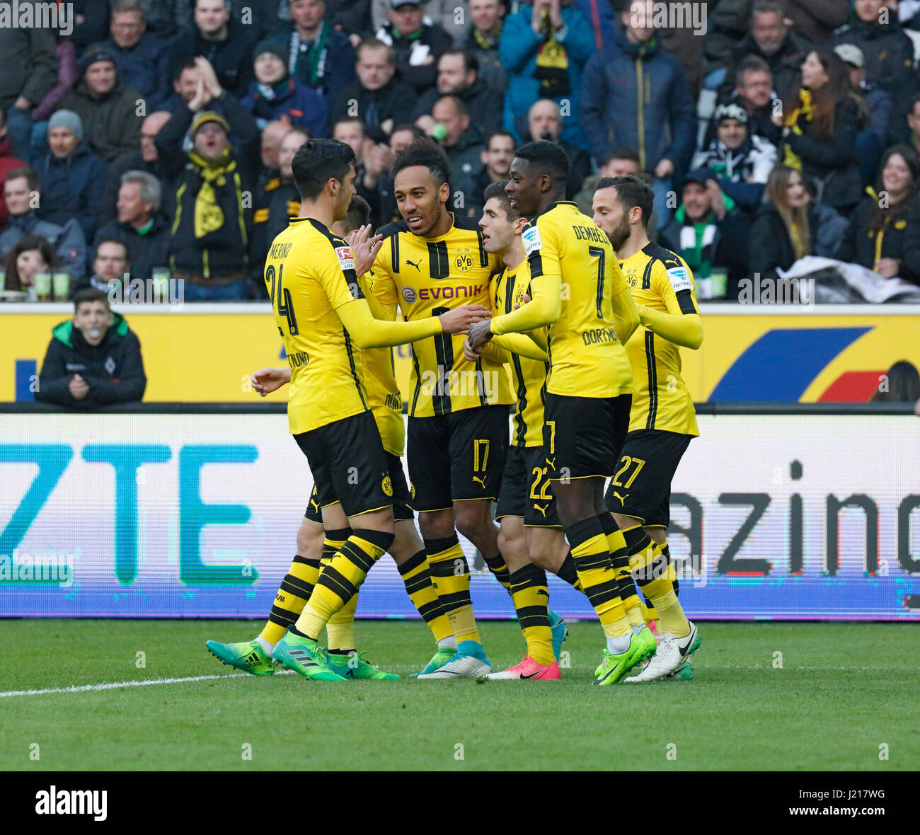 Sport, Fußball, Bundesliga, 2016/2017, Borussia Moenchengladbach-BV Borussia Dortmund 2:3, Stadion Borussia-Park, Freude am 2:2 Ausgleich Ziel, v.l.n.r.: Mikel Merino Zazon (BVB), Torschütze Pierre-Emerick Aubameyang (BVB), Christian Pulisic (BV Stockfoto