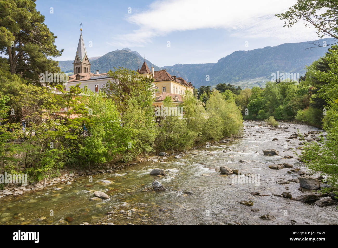 Meran (oder Meran) ist eine von Bergen umgebene Stadt in der Nähe des Passeiertals und des Vinschgaus (Südtirol, Italien) Stockfoto