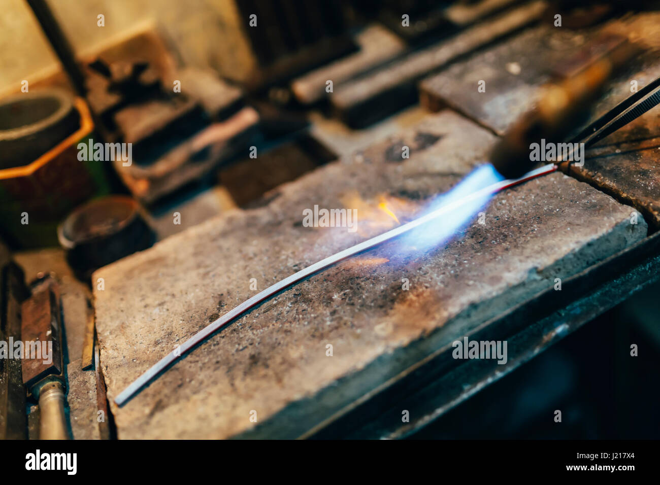 Juwelier Metallbearbeitung durch Erhitzen bis zur richtigen Temperatur Stockfoto