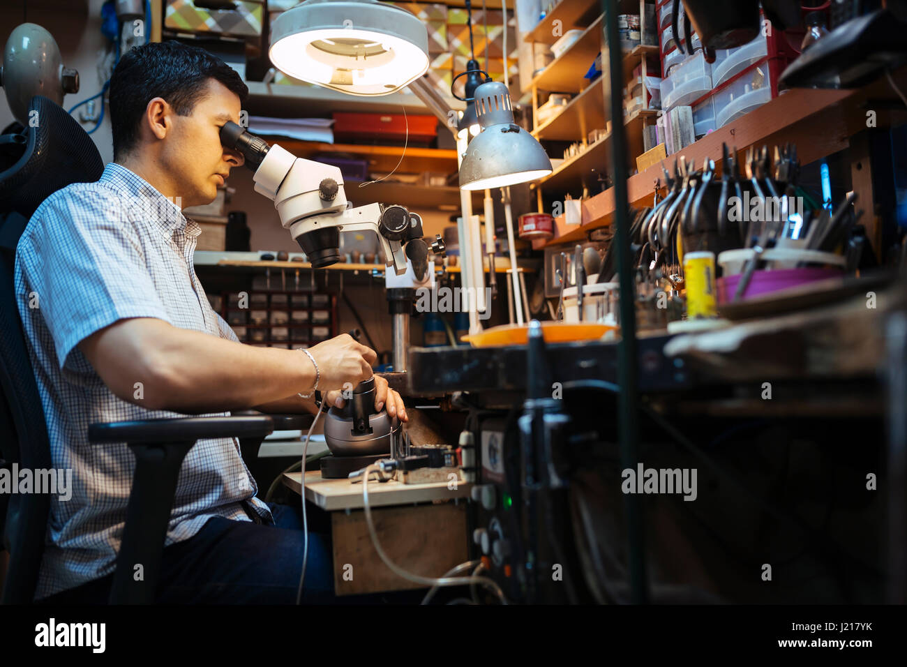 Juwelier mit optisches Gerät, das ermöglicht Präzisionsarbeiten an Metallen arbeiten Stockfoto