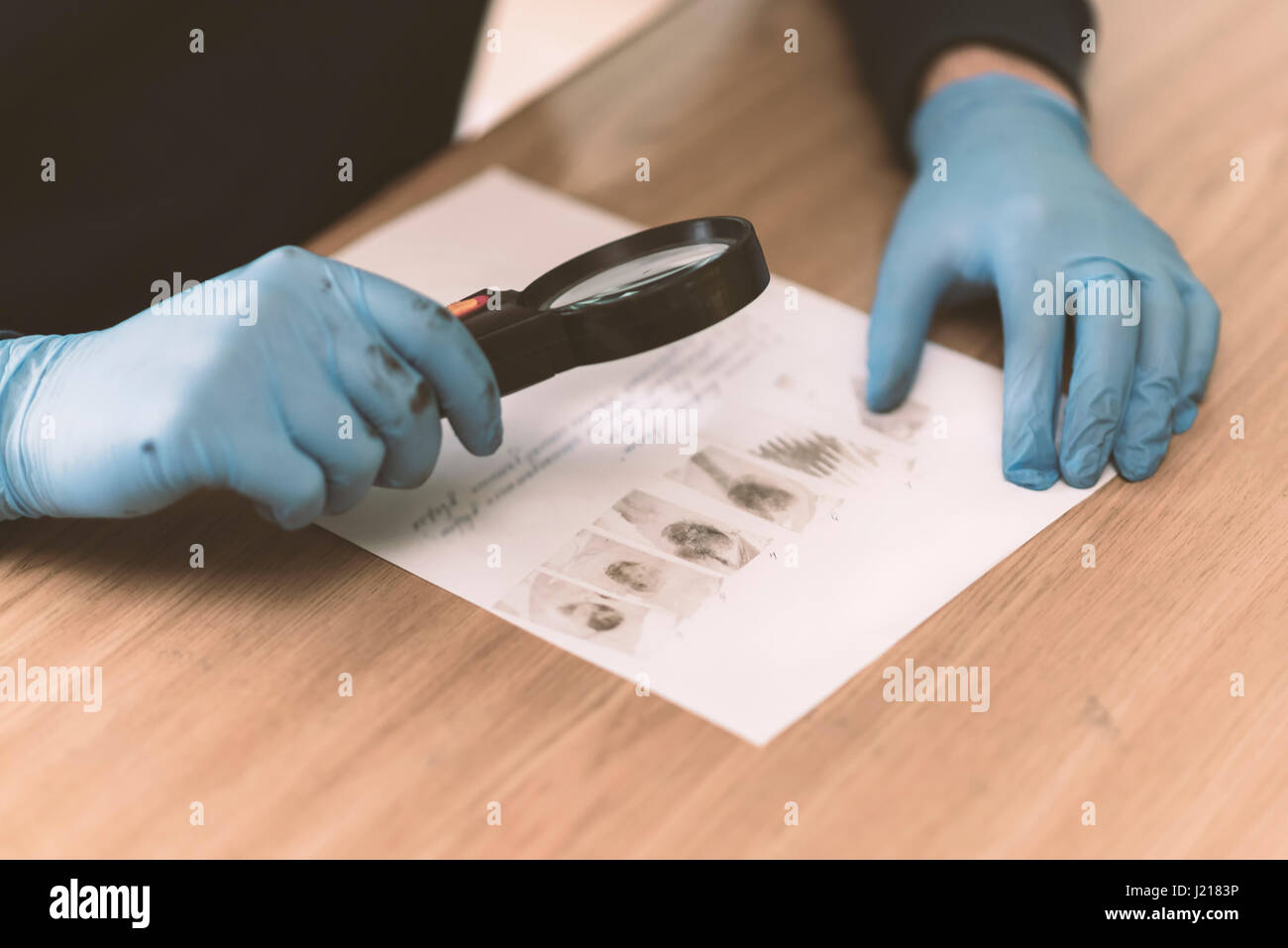 Die Forschung Prozess Fingerabdrücke am Tatort erhalten. Ukraine Stockfoto