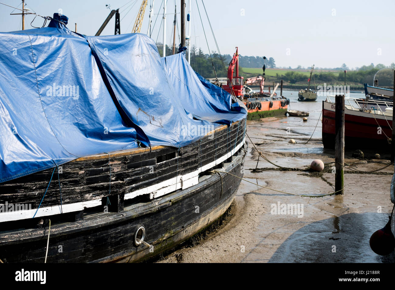 Boote im Hafen in Woodbridge, Suffolk Stockfoto