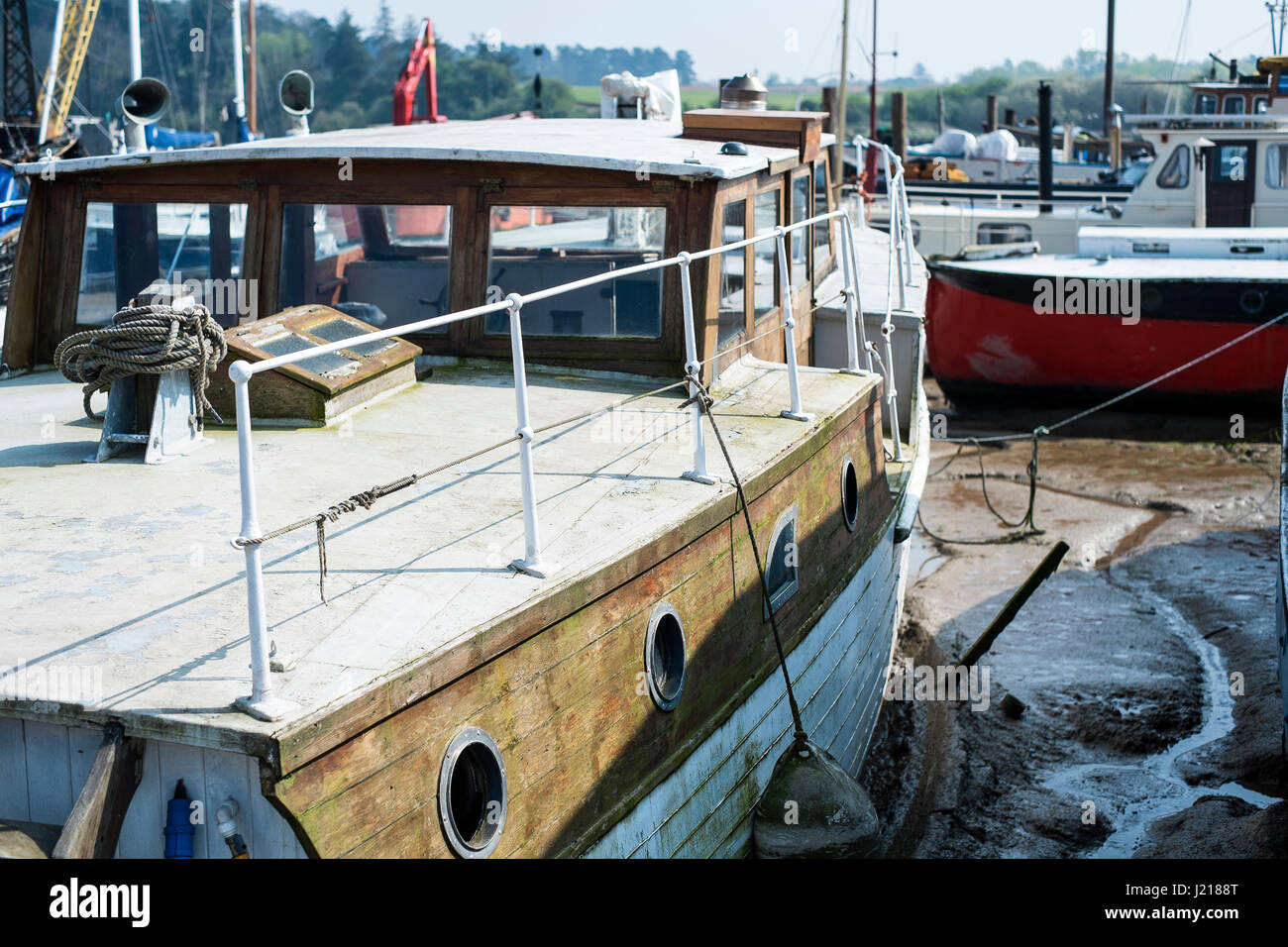 Boote im Hafen in Woodbridge, Suffolk Stockfoto