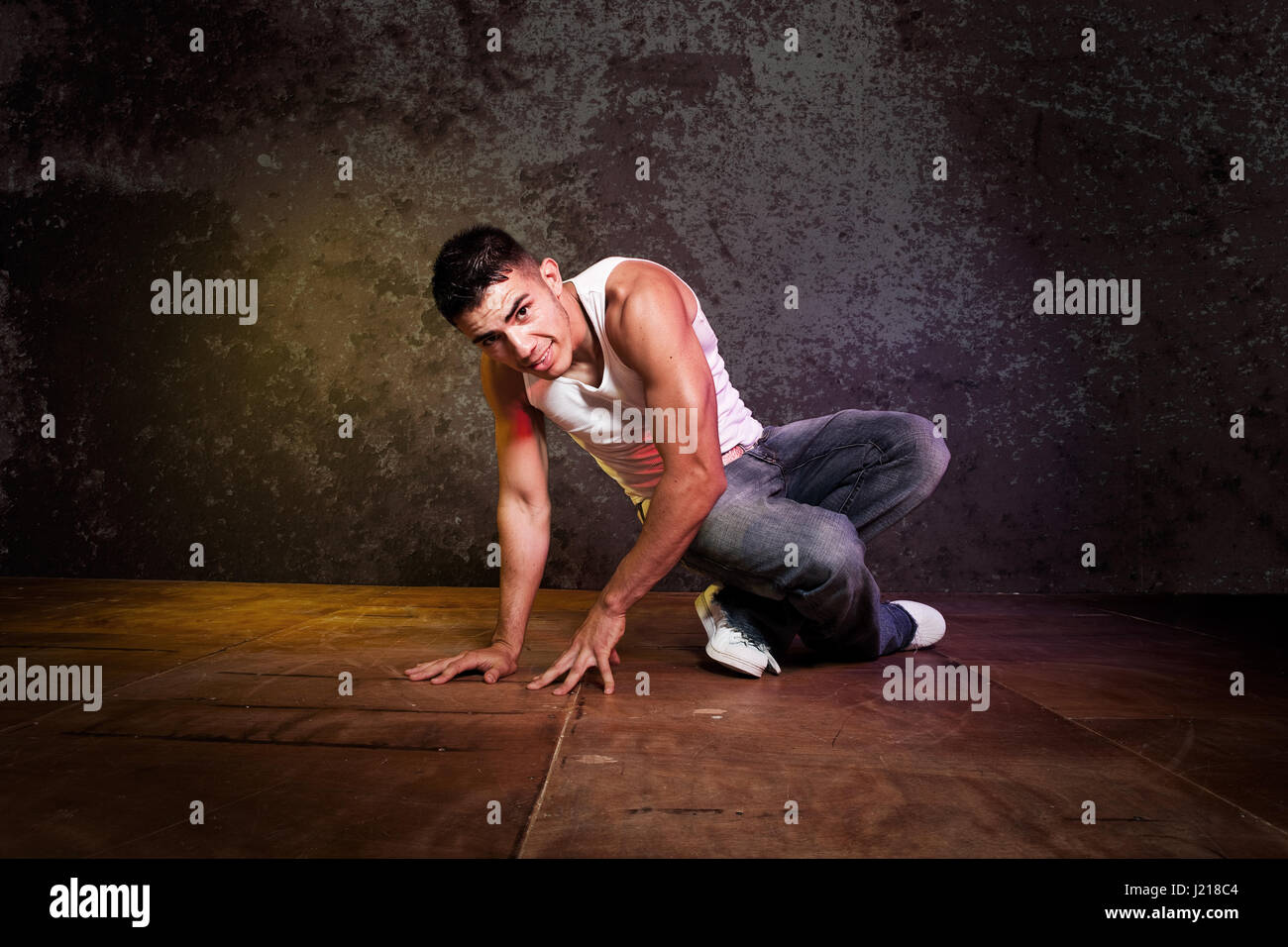 Ein Schuss von einem hispanischen Mann dabei einen Hip-Hop-Tanz Stockfoto