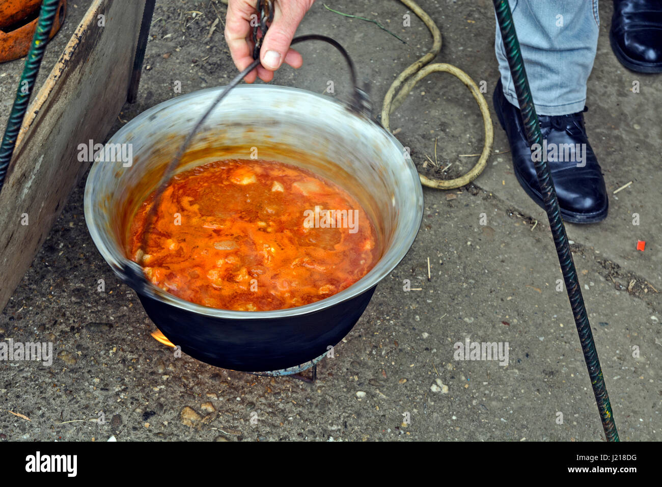 Kochen traditionellen Eintopf in einem Kessel im Freien. Stockfoto