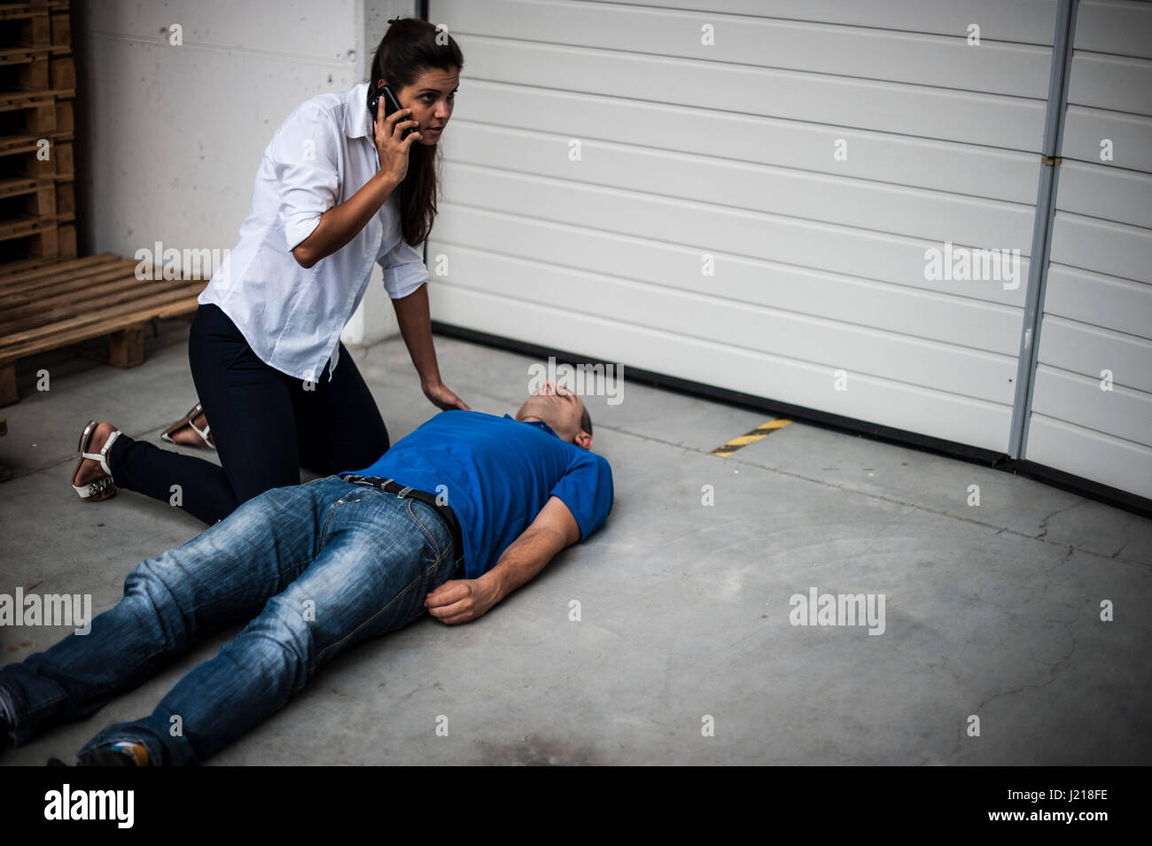 ein Mädchen hilft einen Kerl nach dem Herzinfarkt mit Reanimation Stockfoto