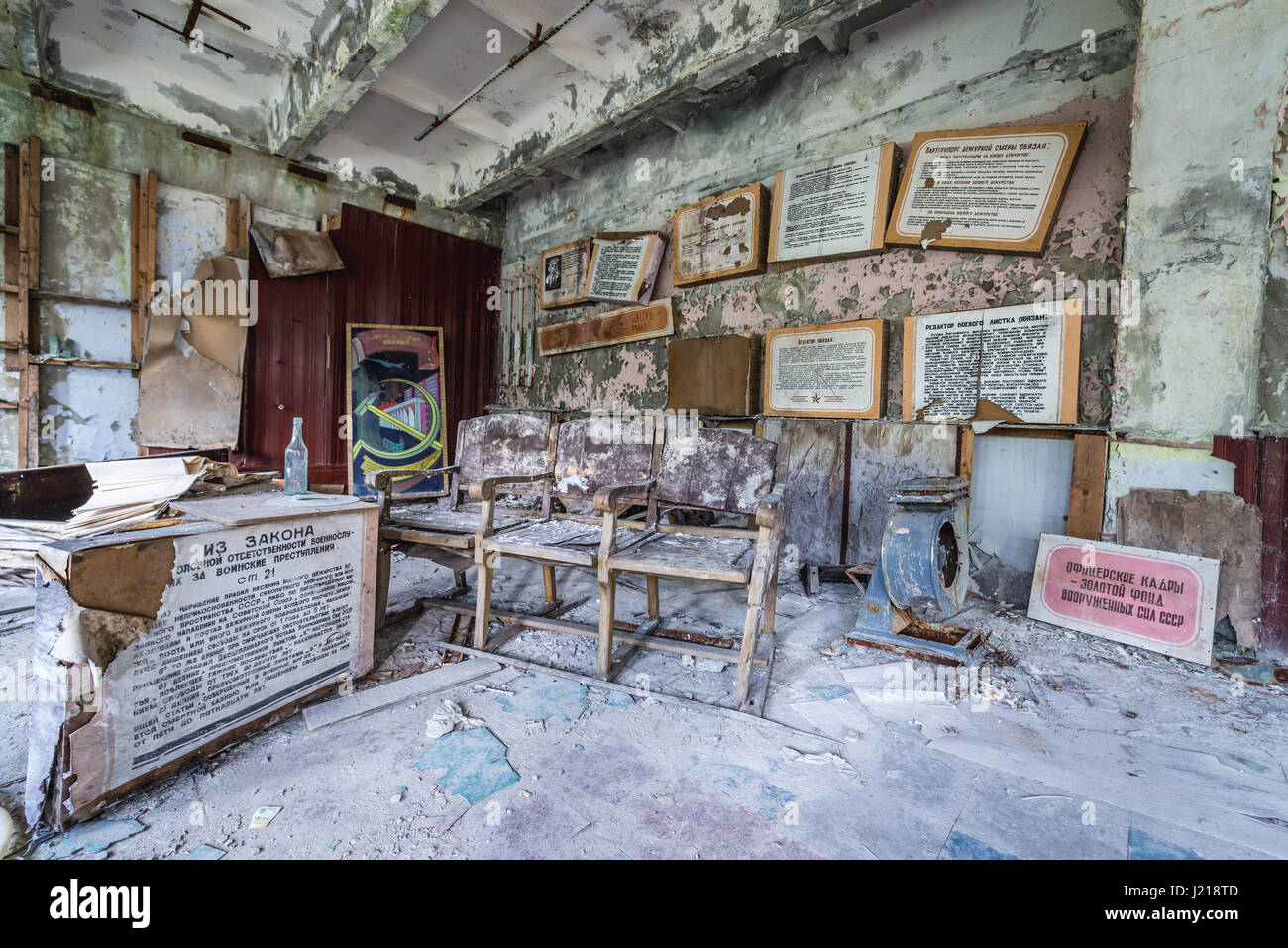 Zimmer im Zentrum Gebäude des sowjetischen Duga Radar Kommandosystem in Chernobyl-2 Militärbasis, Tschernobyl Zone der Entfremdung in der Ukraine Stockfoto