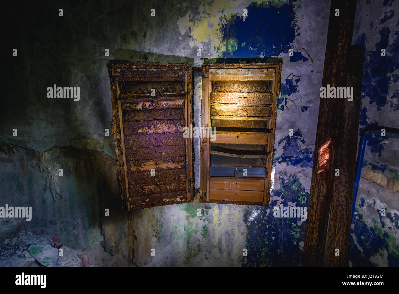 Rostigen Briefkasten in verlassenen Mietshaus in Chernobyl-2 Militärbasis, Chernobyl Nuclear Power Plant Zone der Entfremdung in der Ukraine Stockfoto