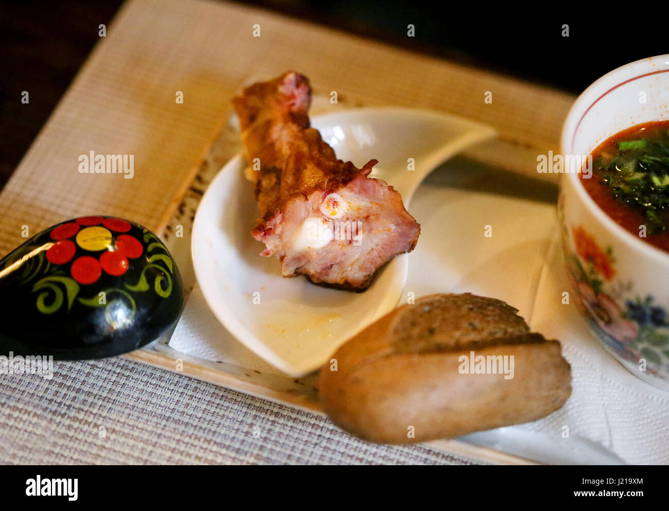 Foto Makro Bein Fleisch in die Suppe auf dem Teller in einem café Stockfoto