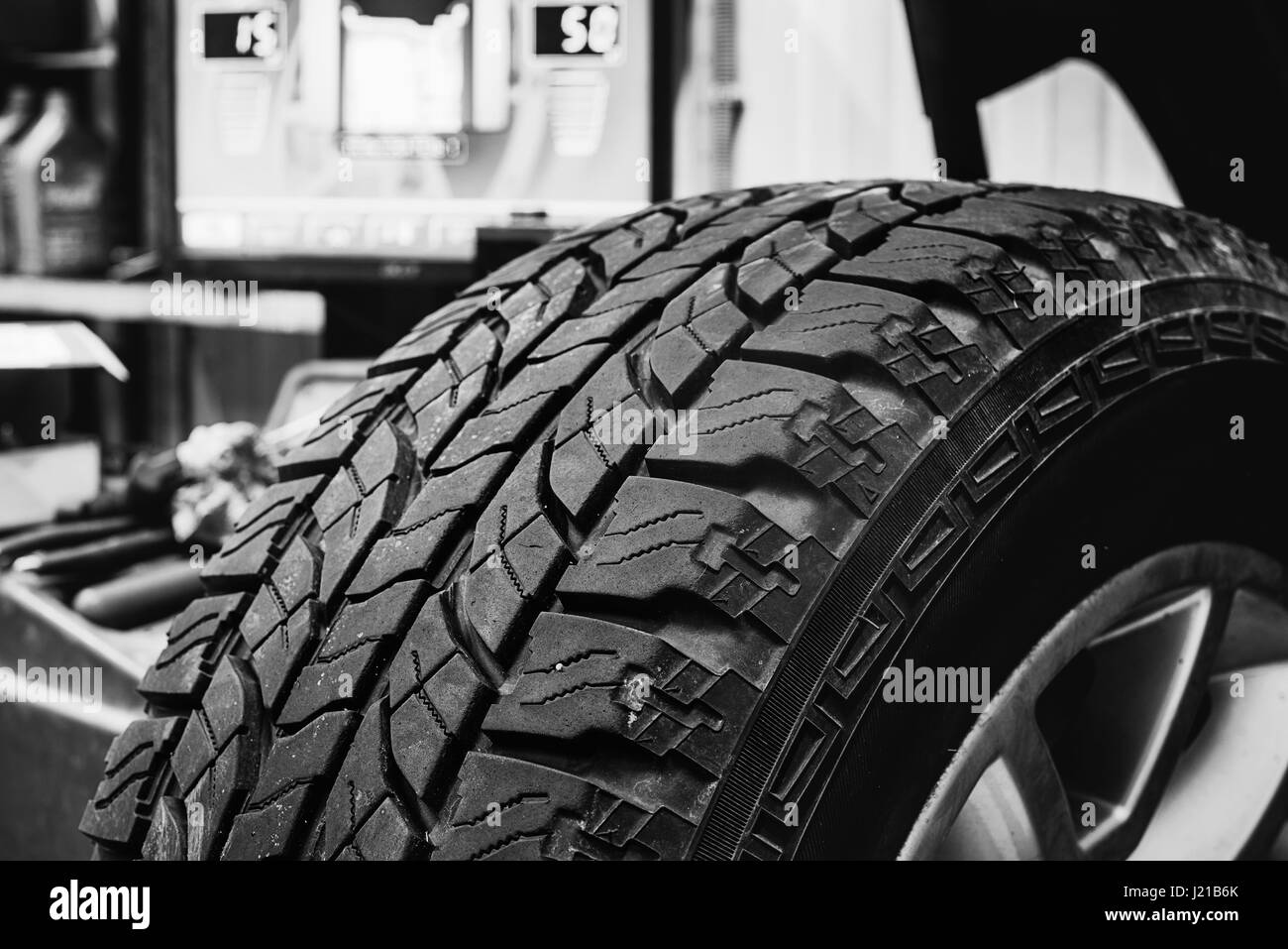 Rad bei der Abwägung der Reifenmontiermaschine Stockfoto