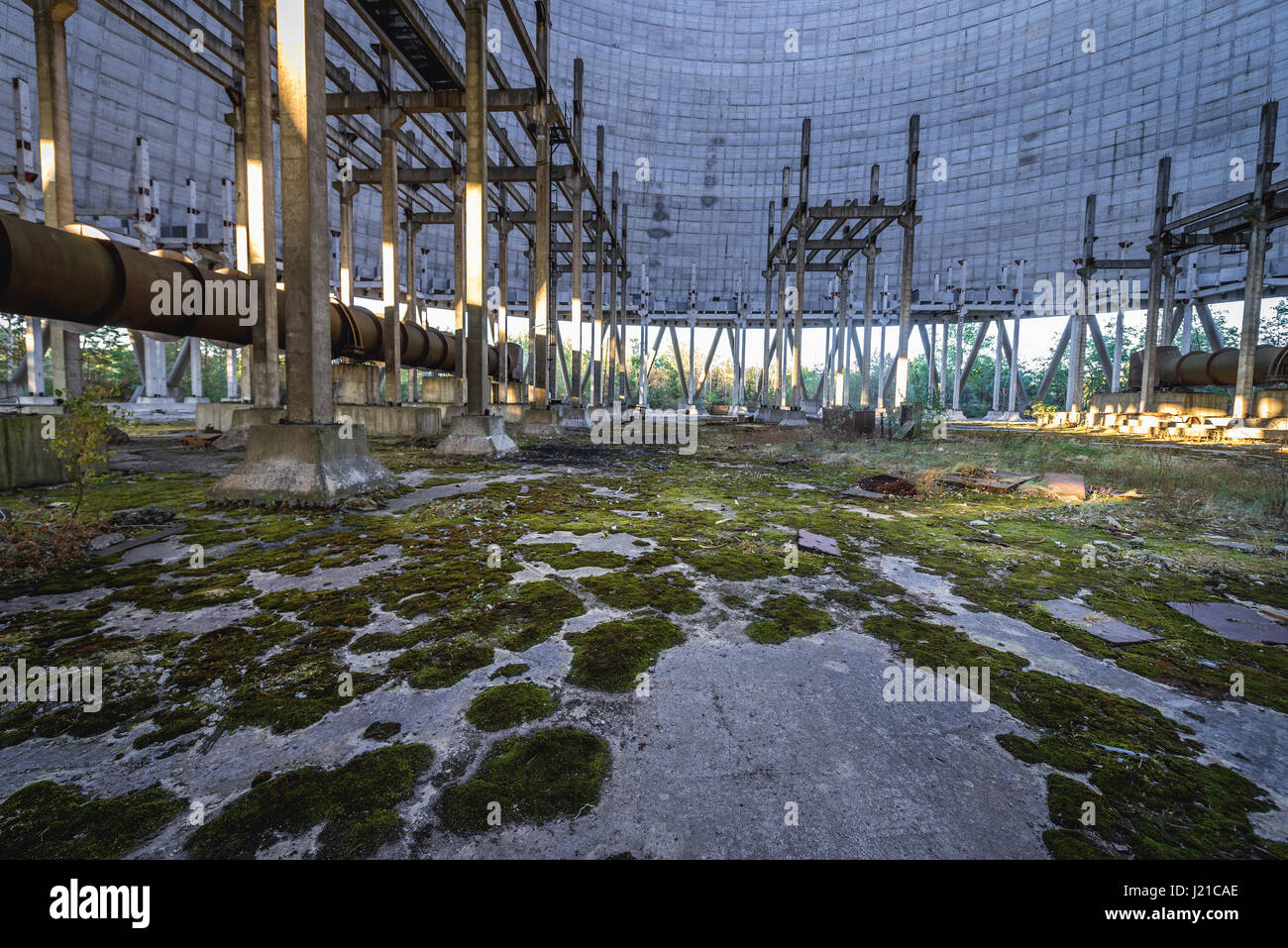 Im Inneren Der Kuhlung Turm Des Kernkraftwerk Tschernobyl In Der Zone Der Entfremdung Um Die Reaktorkatastrophe In Der Ukraine Stockfotografie Alamy