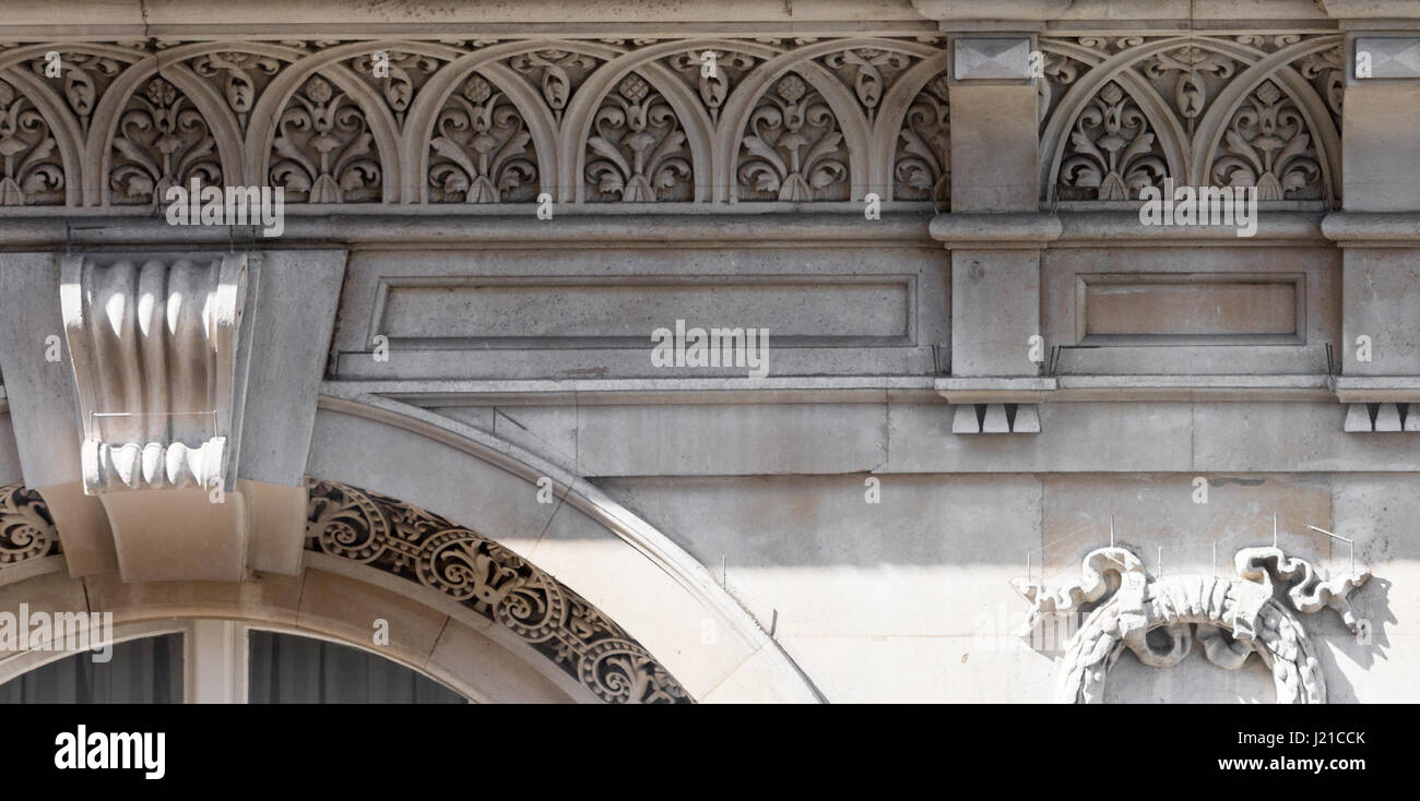 Aufwendige architektonische Stein Detail an der Fassade eines Gebäudes in London, England, Großbritannien Stockfoto