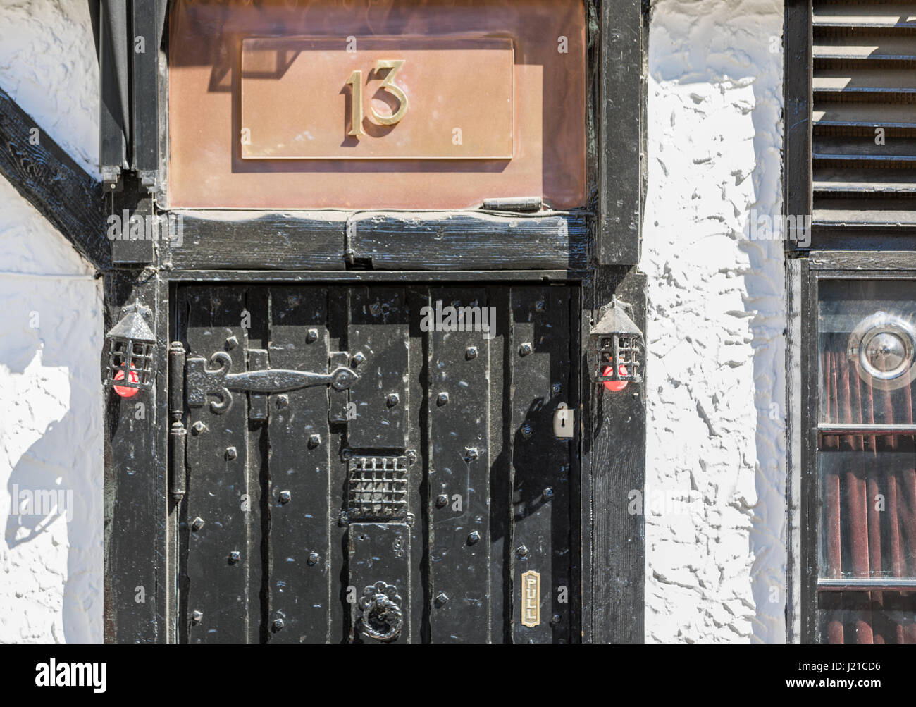 Eine sehr alte äußere Tür auf ein Gebäude in London, England, Grossbritannien Stockfoto