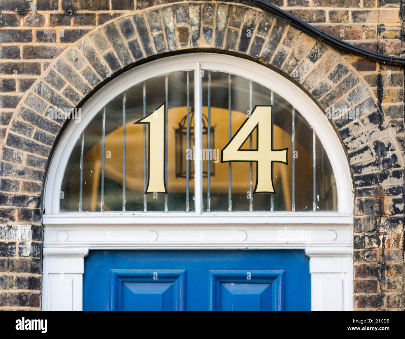 Ein bogenfenster mit der Hausnummer 14 in Gold, London, England, Großbritannien Stockfoto