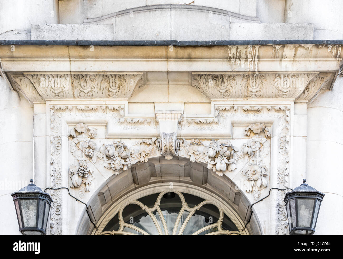 Ein Detail, das Bild einer aufwendigen Tür in London, England, Grossbritannien Stockfoto