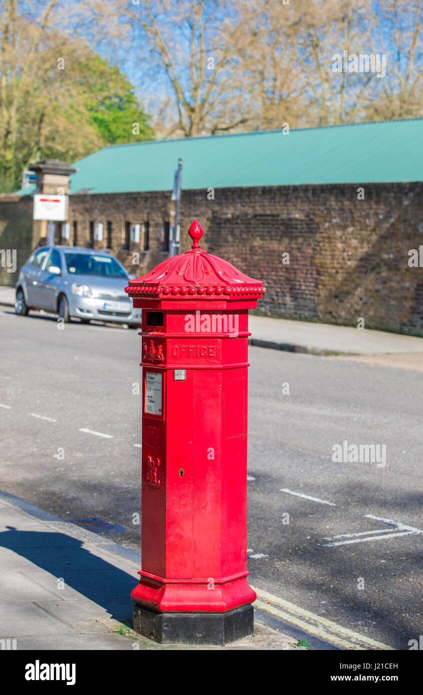 Eine alte rote Englisch Letter Box" in London, England, Grossbritannien Stockfoto