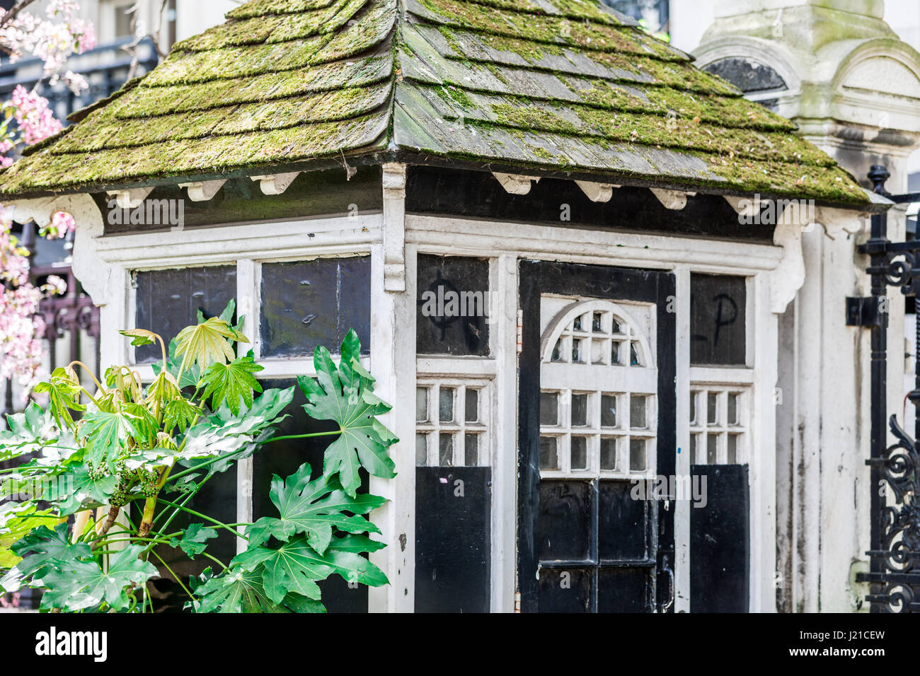 Alte Gebäude in einem Londoner Park, London, England, Grossbritannien gefunden Stockfoto
