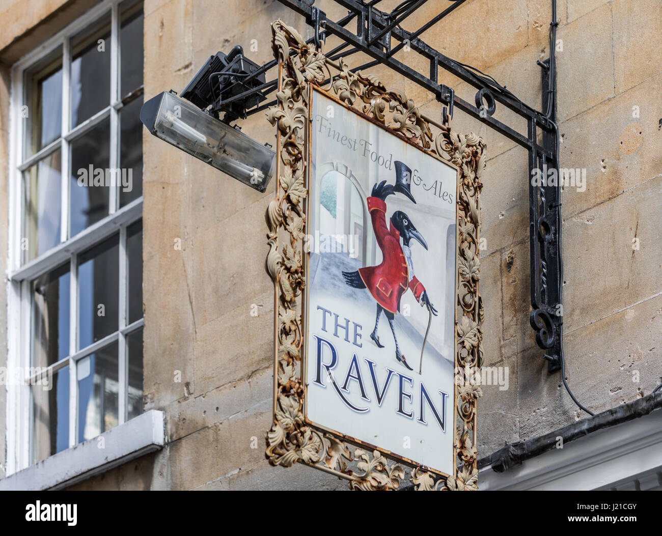 Eine handbemalte pub Zeichen für die der Raven Bar in London, England, Großbritannien Stockfoto