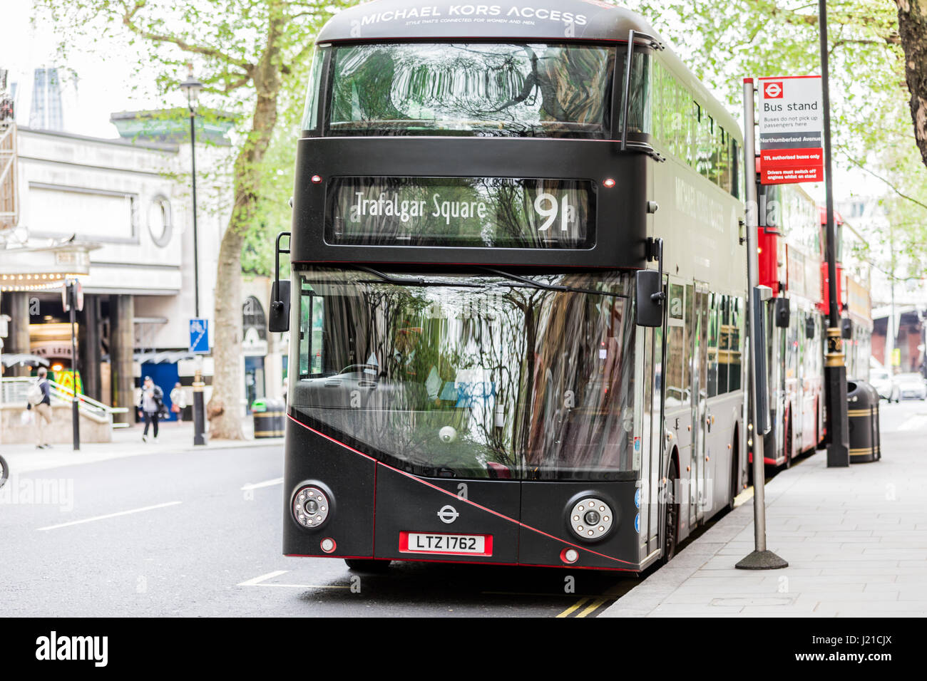 Die schwarzen Londoner Doppeldeckerbus auf city Street in London. Stockfoto
