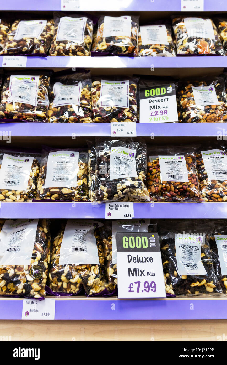 Nussmischung Pakete anzeigen Pakete im Shop Trockenobst nahrhafte Packs Produkte Snack snacks Stockfoto