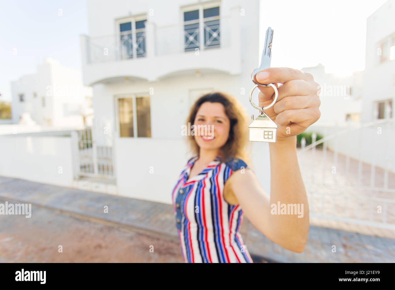 Konzept der Einweihungsparty, Immobilien, Eigentum und verschieben - neuen Hauseigentümer mit Schlüssel Stockfoto