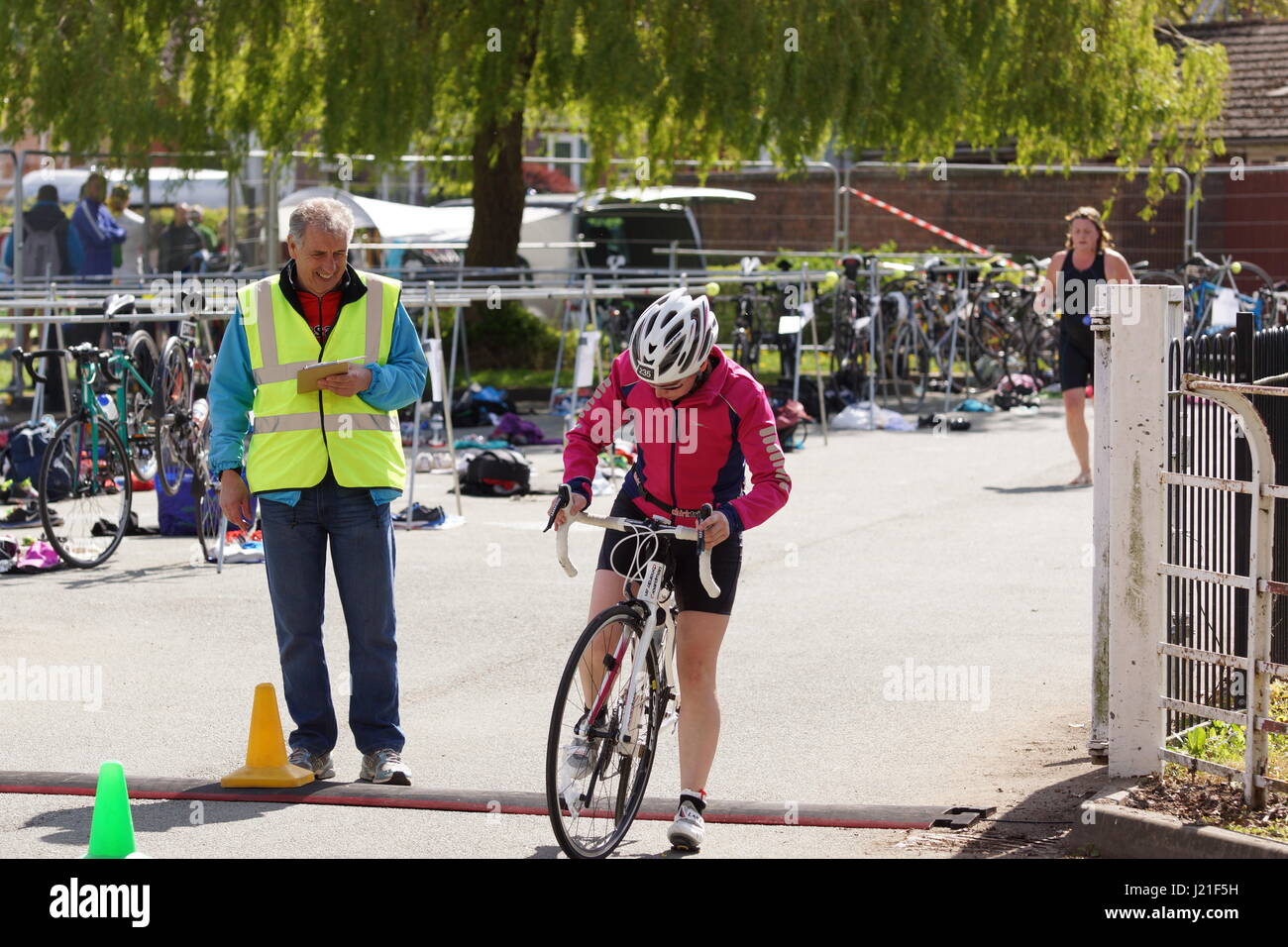 London, Vereinigtes Königreich. 23. April 2017. Das Wochenende Wetter war perfekt für Triathleten aus der ganzen North West Region in der jährlichen Triathlon in Potsdam durch die Wrecsam Triathlon Club organisierten konkurrieren. Quelle: David Pimborough/Alamy Leben Nachrichten. Stockfoto London, Vereinigtes Königreich. 23. April 2017. Das Wochenende Wetter war perfekt für Triathleten aus der ganzen North West Region in der jährlichen Triathlon in Potsdam durch die Wrecsam Triathlon Club organisierten konkurrieren. Quelle: David Pimborough/Alamy Leben Nachrichten. Stockfoto