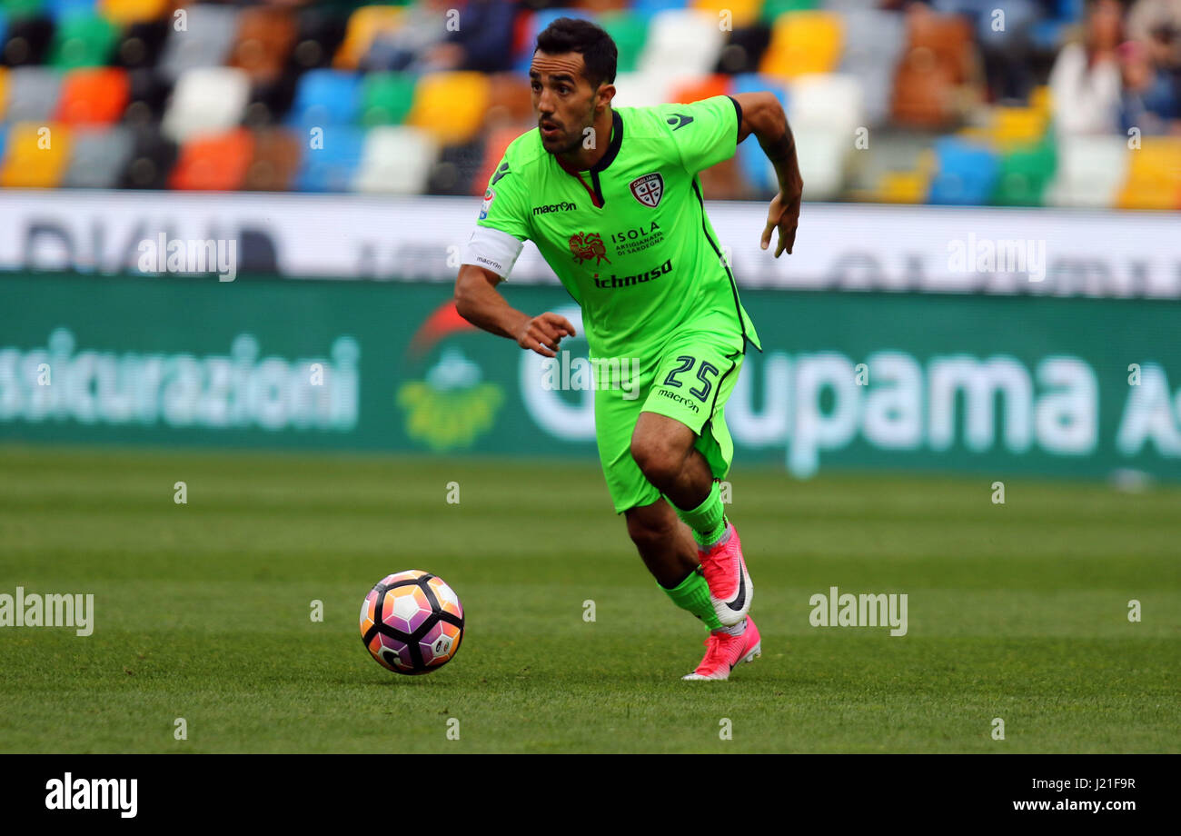 Udine, Friaul-Julisch Venetien. 23. April 2017. Italien, Udine: Von Cagliari nach vorne Marco Sau steuert den Ball in die Serie A Fußballspiel zwischen Udinese Calcio V Cagliari Calcio bei Dacia Arena Stadion am 23. April 2017. Bildnachweis: Andrea Spinelli/Alamy Live-Nachrichten Stockfoto