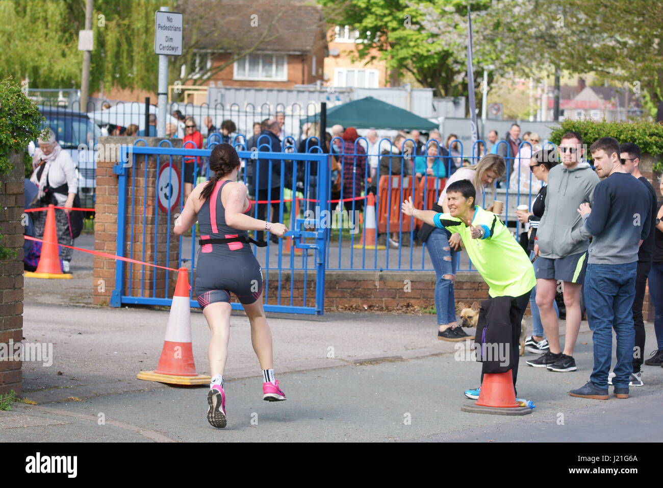 London, Vereinigtes Königreich. 23. April 2017. Das Wochenende Wetter war perfekt für Triathleten aus der ganzen North West Region in der jährlichen Triathlon in Potsdam durch die Wrecsam Triathlon Club organisierten konkurrieren. Quelle: David Pimborough/Alamy Leben Nachrichten. Stockfoto London, Vereinigtes Königreich. 23. April 2017. Das Wochenende Wetter war perfekt für Triathleten aus der ganzen North West Region in der jährlichen Triathlon in Potsdam durch die Wrecsam Triathlon Club organisierten konkurrieren. Quelle: David Pimborough/Alamy Leben Nachrichten. Stockfoto
