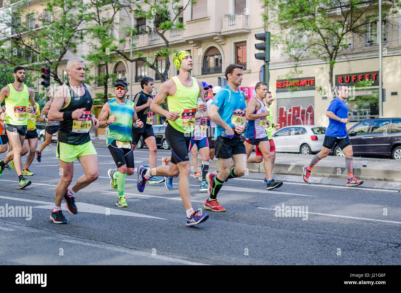 Madrid, Spanien, 23. April 2017.  Maraton Rennen Rock N Roll in San Bernardo Straße mit Teilnehmern am 23. April 2017, Madrid, Spanien. Bildnachweis: Enrique Davó/Alamy Live-Nachrichten. Stockfoto