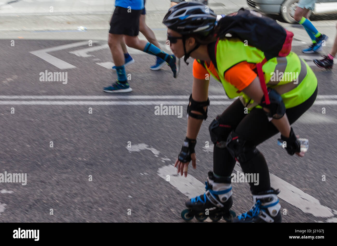 Madrid, Spanien, 23. April 2017.  Maraton Rennen Rock N Roll in San Bernardo Straße mit Teilnehmern am 23. April 2017, Madrid, Spanien. Bildnachweis: Enrique Davó/Alamy Live-Nachrichten. Stockfoto
