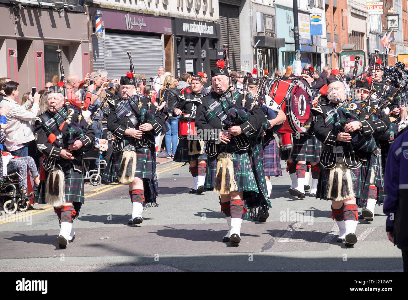 Manchester, UK, 23. April 2017. Die manchester Gemeinschaft zusammen kommen, St georges Tag mit einem Umzug durch die Innenstadt zu feiern. Kredit-n Porter/alamy leben Nachrichten Stockfoto