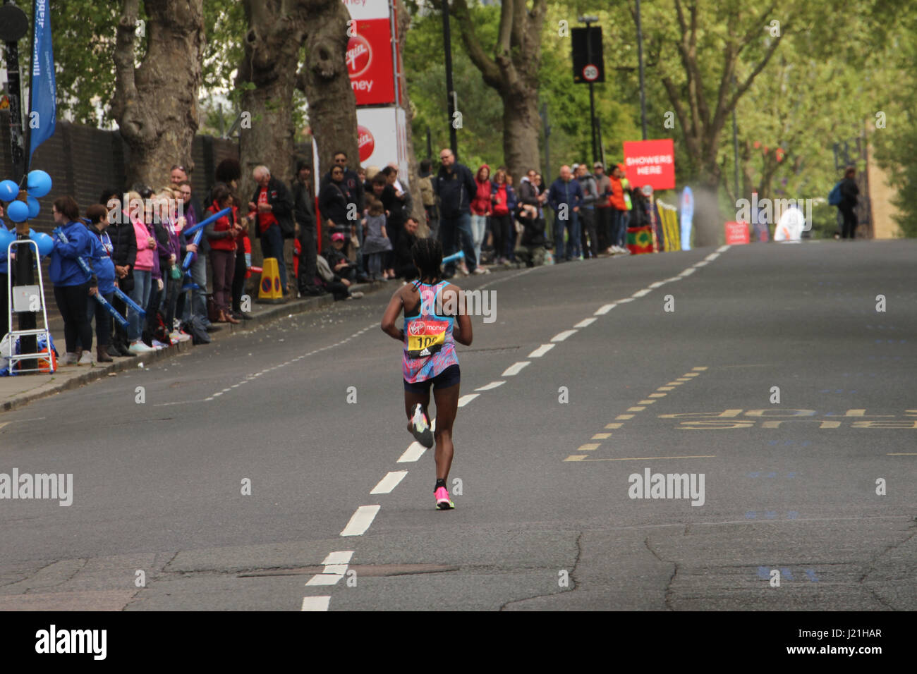 London, UK. 23. April 2017.  Tigist TUFFSTEIN (ETH) Rennen in Richtung der 17 Mile mark bei Madchutte während der 37. London Marathon am 22. April 2017. Rund 40.000 sollen die 26,2 Meilen laufen von Greenwich nach Westminster zu beginnen. Bildnachweis: David Mbiyu/Alamy Live-Nachrichten Stockfoto