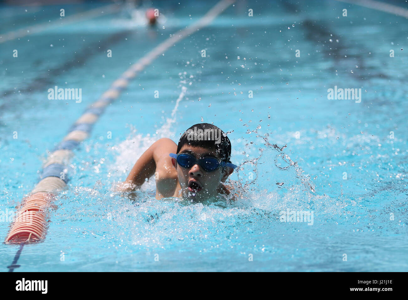 Mumbai, Indien. 23. April 2017. Eine anders behinderten Sportler beteiligt sich an der Maharashtra Paraswimming Landeswettbewerb 2017 im Andheri Sports Complex am 23. April 2017 in Mumbai, Indien statt. Bildnachweis: Chirag Wakaskar/Alamy Live-Nachrichten Stockfoto