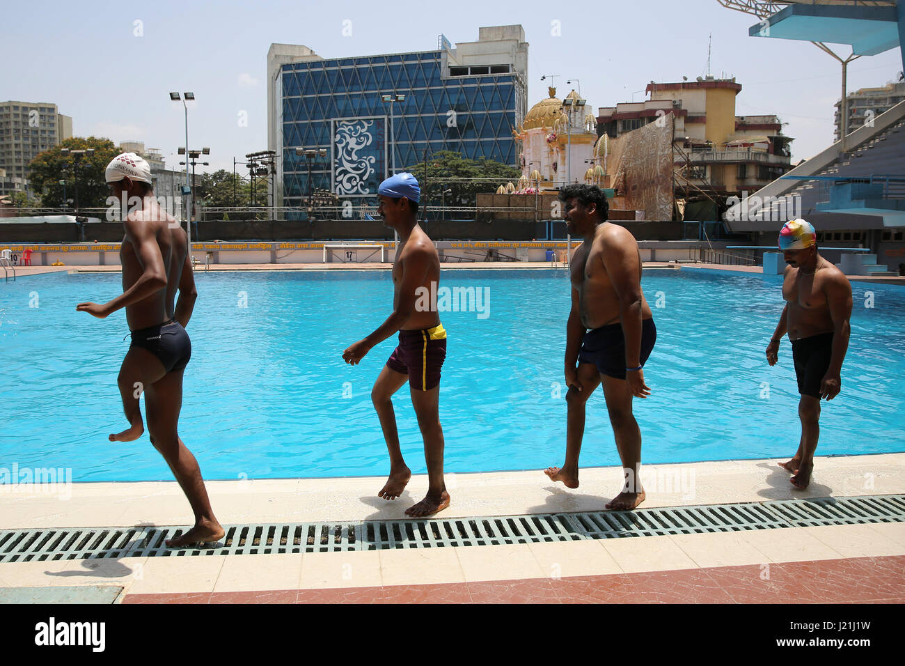 Mumbai, Indien. 23. April 2017. Eine anders behinderten Sportler beteiligt sich an der Maharashtra Paraswimming Landeswettbewerb 2017 im Andheri Sports Complex am 23. April 2017 in Mumbai, Indien statt. Bildnachweis: Chirag Wakaskar/Alamy Live-Nachrichten Stockfoto