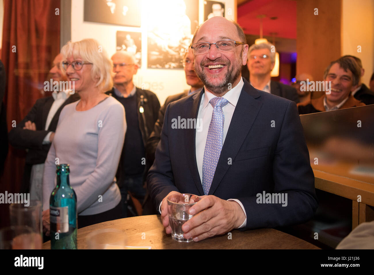 Köln, Deutschland. 23. April 2017. SPD Kanzlerkandidaten Martin Schulz besucht ein Clubkonzert in Köln, 23. April 2017. Das Konzert ist eine Art danken die Demonstranten, die gegen die Bundesrepublik AfD-Parteitag protestiert. Foto: Marius Becker/Dpa/Alamy Live News Stockfoto