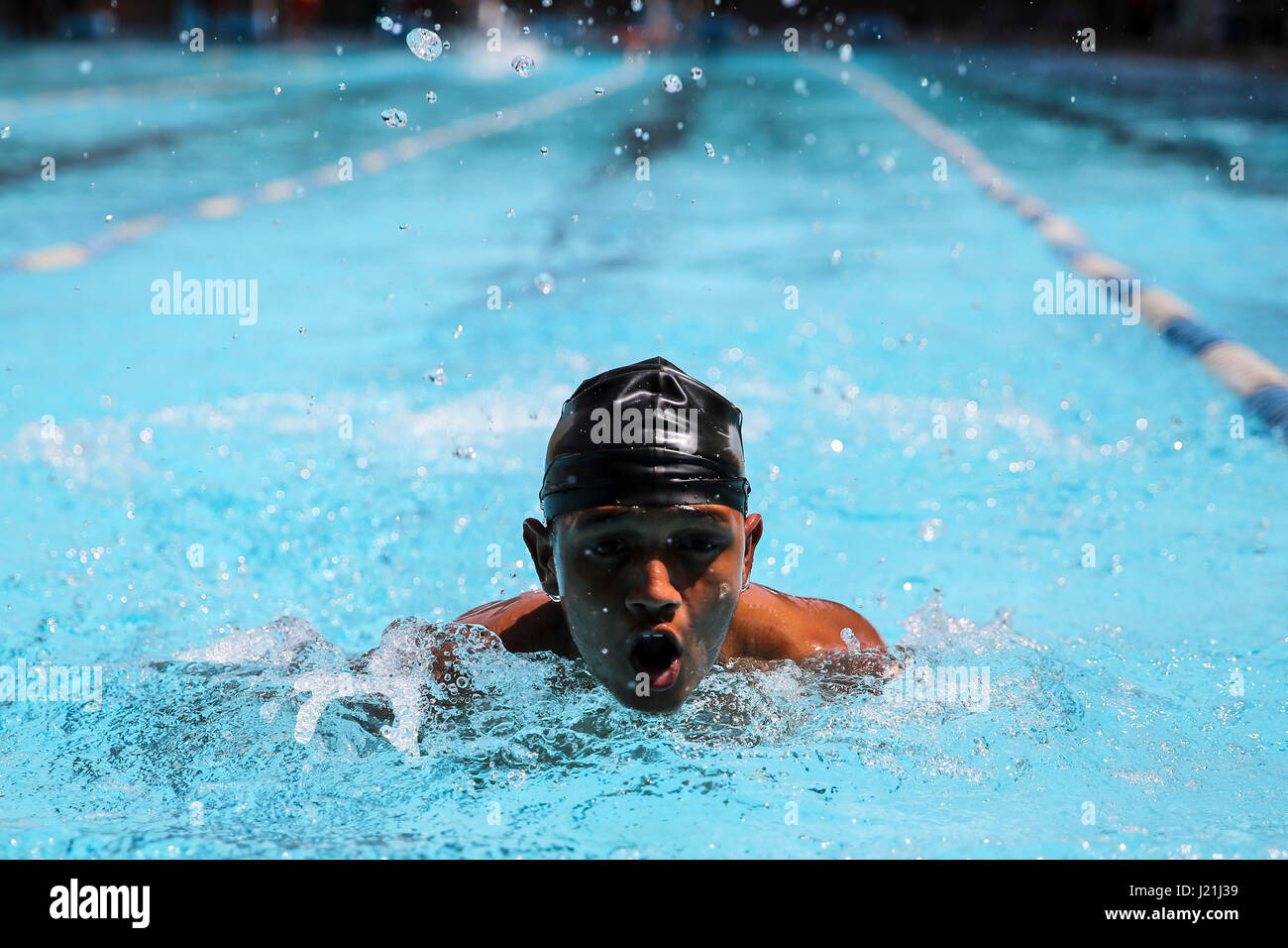 Mumbai, Indien. 23. April 2017. Eine anders behinderten Sportler beteiligt sich an der Maharashtra Paraswimming Landeswettbewerb 2017 im Andheri Sports Complex am 23. April 2017 in Mumbai, Indien statt. Bildnachweis: Chirag Wakaskar/Alamy Live-Nachrichten Stockfoto