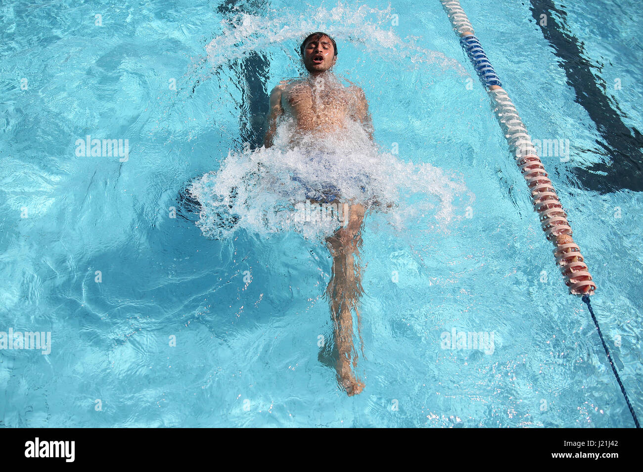Mumbai, Indien. 23. April 2017. Eine anders behinderten Sportler beteiligt sich an der Maharashtra Paraswimming Landeswettbewerb 2017 im Andheri Sports Complex am 23. April 2017 in Mumbai, Indien statt. Bildnachweis: Chirag Wakaskar/Alamy Live-Nachrichten Stockfoto